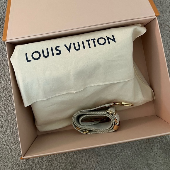 Louis Vuitton White Coussin Bag - Picture 4 of 11